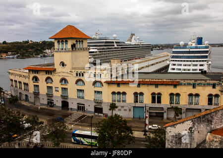 Le TERMINAL DE SAN FRANCISCO DE LA SIERRA MAESTRA, au bord de l'eau dans Vieja Habana - LA HAVANE, CUBA Banque D'Images