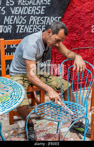 Un homme travaille dans l'artiste colonie de CALLEJON DE HAMEL a commencé par SALVADOR GONZALES - LA HAVANE, CUBA Banque D'Images