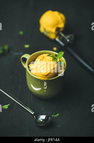 Sorbet mangue boules de glace à la menthe fraîche Banque D'Images
