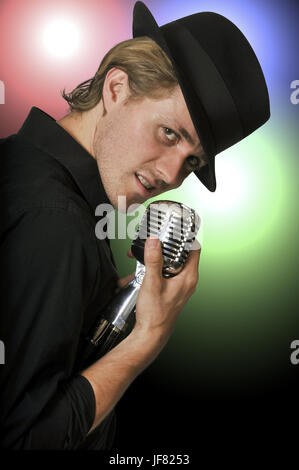 Man singing into microphone Banque D'Images
