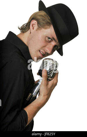 Man singing into microphone Banque D'Images