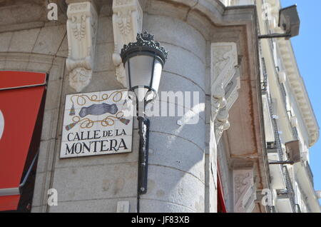 La rue de La Montera et tête de lampe signe royal dans les rues de Madrid, Espagne Banque D'Images