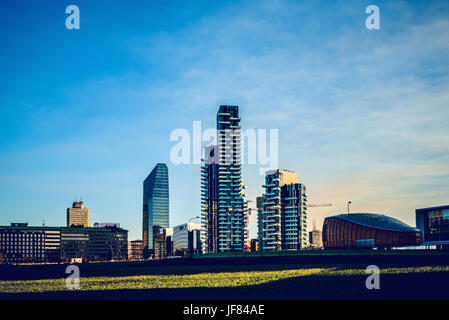 MILAN, ITALIE - FÉVRIER 04,2016 : Milan Porta Garibaldi et quartier de Porta Nuova, au crépuscule Banque D'Images