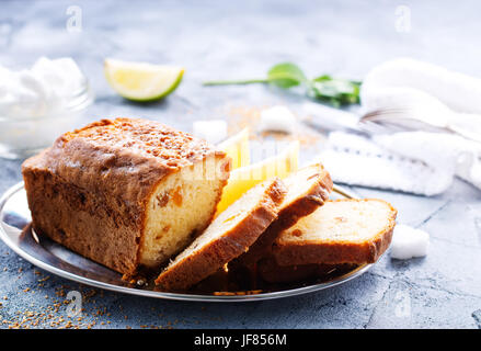 Keks avec citron sur plaque et sur une table Banque D'Images