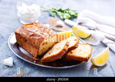 Keks avec citron sur plaque et sur une table Banque D'Images