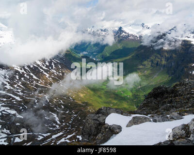 À la recherche jusqu'à Geiranger Geirangerfjorden et village du Mont Dalsnibba Stranda vue municipalité dans le comté de Møre og Romsdal Norvège Banque D'Images