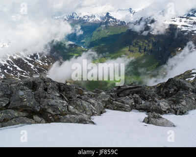 À la recherche jusqu'à Geiranger Geirangerfjorden et village du Mont Dalsnibba Stranda vue municipalité dans le comté de Møre og Romsdal Norvège Banque D'Images