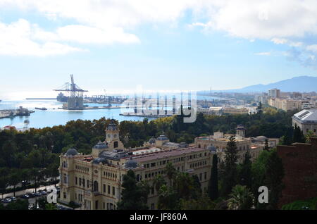 Port de Málaga et l'Hôtel de ville vue paysage du Mont Gibralfaro à Malaga, Espagne Banque D'Images