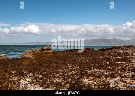 Belle seascape illustrant les caractéristiques côtières du nord du Pays de Galles, (Moel, Wnion Foel Ganol, Cefn Maen Amor, Conway Péninsule) sur summers day avec ciel bleu. Banque D'Images