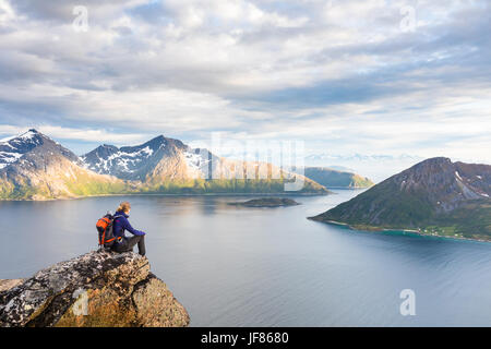 Randonneur Femme regardant un magnifique paysage Fjord norvégien Banque D'Images