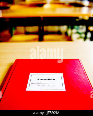 Registre de classe sur une table ; Klassenbuch Lehrertisch in Banque D'Images