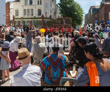 Regarder une foule d'audience par les Cubs du Pendjab, les jeunes danseurs de Bhangra, au cours de l'été à Southside festival dans le centre de Birmingham, en Angleterre. Banque D'Images