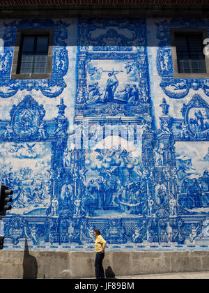 Sol carrelé de couleur extérieur de Capela das Almas (Chapelle) - Porto, Portugal. Cette chapelle du xviiie siècle situé sur la Rua de Santa Catarina, dans le centre de Porto w Banque D'Images