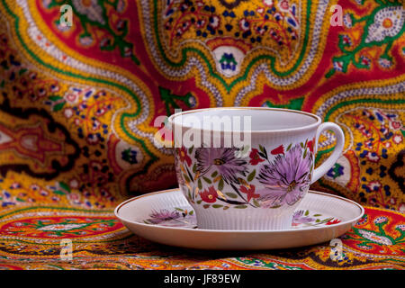 Belle tasse à thé avec soucoupe ornement floral dans le style oriental Banque D'Images