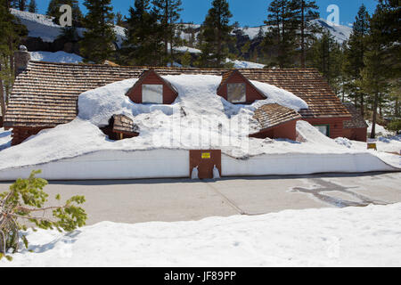 Toit et structure le bâtiment du pavillon du Tioga Pass Resort a été endommagé par des quantités record de neige au cours de l'hiver 2016/17. Californie , États-Unis Banque D'Images