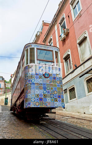 Le Funiculaire de Gloria (Portugais : Ascensor da Glória), est une ligne de funiculaire à Lisbonne, Portugal. Relie le centre-ville avec l'Bairr Pombaline Banque D'Images