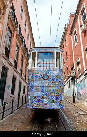 Le Funiculaire de Gloria (Portugais : Ascensor da Glória), est une ligne de funiculaire à Lisbonne, Portugal. Relie le centre-ville avec l'Bairr Pombaline Banque D'Images