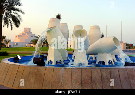 L'eau-pot repeint à côté de la fontaine du port de Doha et de la route de la Corniche au Qatar, Avril 2017 Banque D'Images