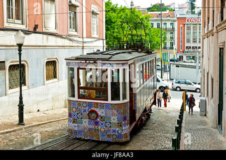 Lisbonne, Portugal - 11 juin 2013 : le Gloria (Funiculaire Ascensor da Glória), la ligne de funiculaire de Lisbonne. Relie Pombaline downtown avec le Ba Banque D'Images