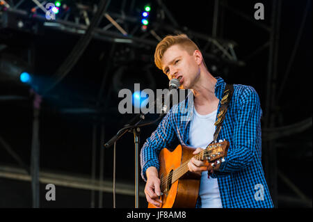 Ecosse, Royaume-Uni Dundrennan - Juillet 25, 2014 : Daniel Heptinstall de Skinny Lister, effectuant au Festival une femme blessée Banque D'Images