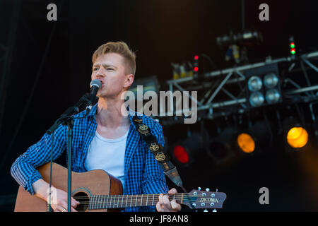 Ecosse, Royaume-Uni Dundrennan - Juillet 25, 2014 : Daniel Heptinstall de Skinny Lister, effectuant au Festival une femme blessée Banque D'Images