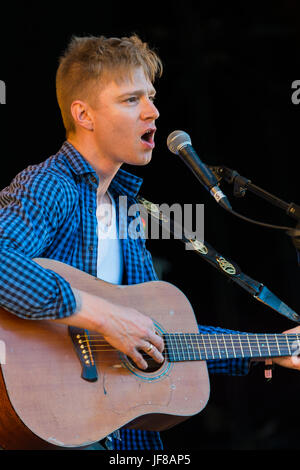 Ecosse, Royaume-Uni Dundrennan - Juillet 25, 2014 : Daniel Heptinstall de Skinny Lister, effectuant au Festival une femme blessée Banque D'Images