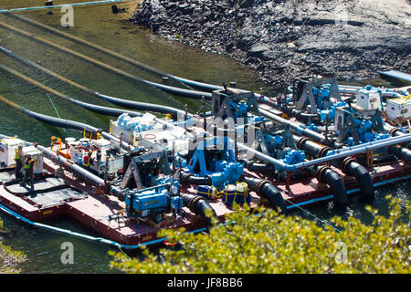 L'excès d'eau pompée hors du lac Agnew détenu et exploité par Southern California Edison après record hiver neige provoqué des neiges le ruissellement. Banque D'Images