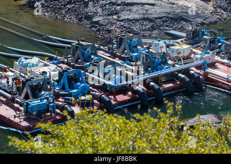 L'excès d'eau pompée hors du lac Agnew détenu et exploité par Southern California Edison après record hiver neige provoqué des neiges le ruissellement. Banque D'Images