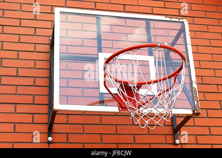 Filet de basket-ball sur le mur de brique Banque D'Images