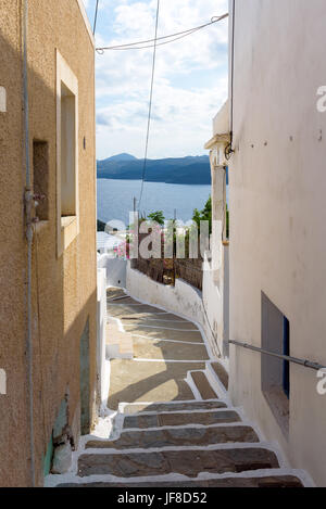 Avec des escaliers de la rue dans le village de Tripiti sur l'île de Milos. Cyclades, Grèce. Banque D'Images