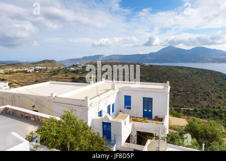 Grec typique maison blanche avec vue sur la mer dans le village de Tripiti sur l'île de Milos. Cyclades, Grèce Banque D'Images