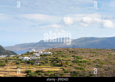 Village Grec traditionnel situé sur la colline avec vue sur la mer. Île de Milos. Cyclades, Grèce. Banque D'Images