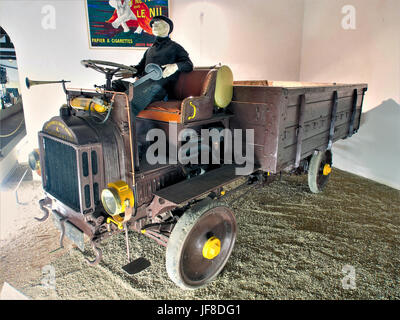 Le camion 1912 de la four Wheel Drive Auto Co est un camion de 50 chevaux, connu pour sa technologie avancée de transmission intégrale, et représente les développements du début du XXe siècle dans les véhicules lourds et le transport. Banque D'Images