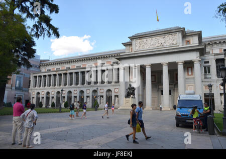 Vue sur la rue d'entrée du musée du Prado à Madrid, Espagne Banque D'Images