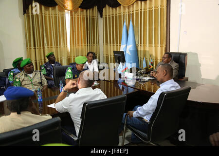 Mohamed Hassan Fiqi, le sud-ouest de l'État président rencontre une délégation dirigée par le commissaire de police de l'AMISOM Brig. Gen. Annad Pillay à Baidoa, en Somalie, le 13 juin 2017. Photo de l'AMISOM Banque D'Images