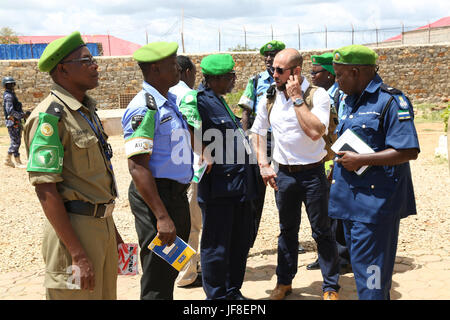 Une délégation conduite par le commissaire de police de l'AMISOM Brig. Gen. Annad Pillay (pas dans le photo) arrive au Palais présidentiel de Baidoa à rencontrer les représentants de l'état de l'ouest du sud, la Somalie, le 13 juin 2017. Photo de l'AMISOM Banque D'Images