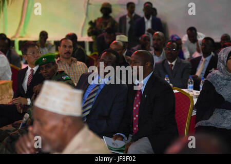 L'ambassadeur Francisco Madeira, le Représentant spécial du Président de la Commission de l'Union africaine (SRCC) pour la Somalie, d'autres invités assister à une cérémonie pour marquer le 57e anniversaire de la journée des régions du nord de la Somalie ont obtenu leur indépendance de la Grande-Bretagne le 26 juin 1960. Cet événement a eu lieu à Mogadiscio's town hall le 26 juin 2017. L'AMISOM Photo / Ilyas Ahmed Banque D'Images