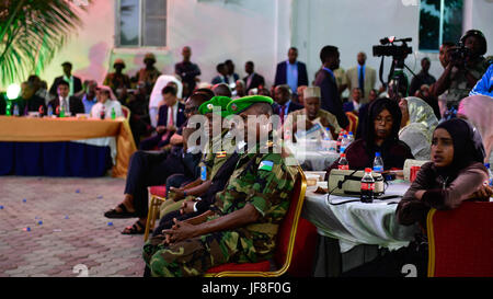 Les hauts dirigeants de l'AMISOM et d'autres invités assister à une cérémonie pour marquer le 57e anniversaire de la journée des régions du nord de la Somalie ont obtenu leur indépendance de la Grande-Bretagne le 26 juin 1960. Cet événement a eu lieu à Mogadiscio's town hall le 26 juin 2017. L'AMISOM Photo / Ilyas Ahmed Banque D'Images