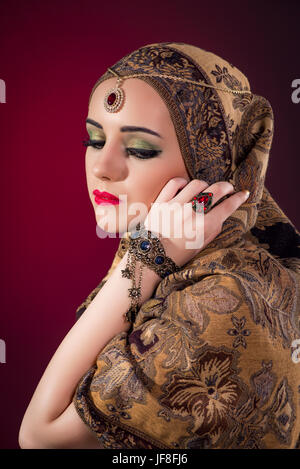 Femme musulmane avec bijoux nice Banque D'Images