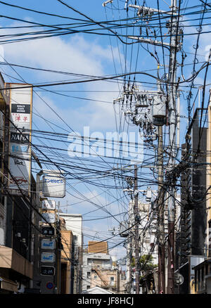 Messy,tangled câbles électriques aériens. Banque D'Images