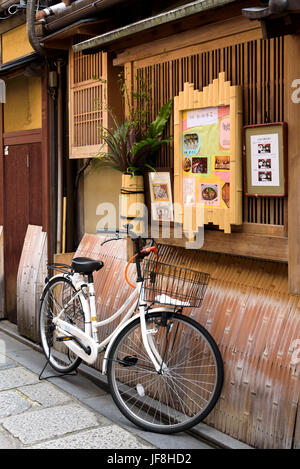 Randonnée à l'extérieur d'un café. Kyoto Gion, Japon. Banque D'Images