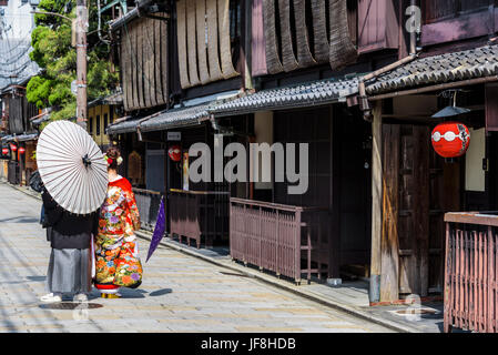 Couple japonais habillé en costume traditionnel, ayant leur photographies prises quelques jours avant l'mariage. Banque D'Images