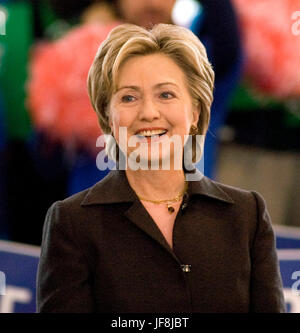 Le sénateur Hillary Clinton aborde les foules à sa première campagne dans le New Hampshire d'arrêt après avoir quitté l'Iowa, le 4 janvier 2008. Clinton a promis de poursuivre sa quête de l'investiture démocrate pour le président après l'entrée en tiers dans les caucus de l'Iowa. Son mari, l'ancien Président Bill Clinton et sa fille Chelsea, participé au rassemblement. Credit : Patsy Lynch/MediaPunch Banque D'Images