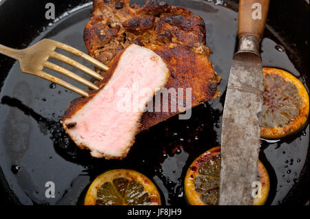 Côte de porc grillé sur iron skillet Banque D'Images