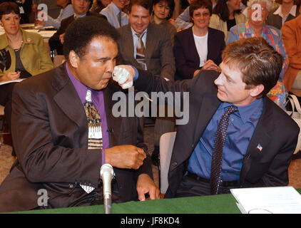 Muhammad Ali et Michael J. Fox clown pour les caméras avant de donner leur témoignage devant le Sénat des États-Unis et de la main-d'Appropriations Subcommittee on HHS sur la maladie de Parkinson sur la colline du Capitole à Washington, DC Le 22 mai 2002. Tant M. Fox et le champ a plaidé pour un financement accru pour les National Institutes of Health (NIH) pour la recherche sur le Parkinson. Credit : Ron Sachs / CNP /MediaPunch Banque D'Images