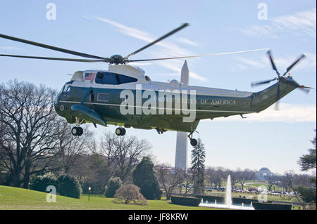 Un marin, avec le président des États-Unis Barack Obama à bord, quitte la pelouse Sud de la Maison Blanche à Washington, DC le mercredi, Janvier 13, 2016. Le Président se rendra à Omaha, Nebraska et Baton Rouge, Louisiane. Credit : Ron Sachs / Piscine via CNP /MediaPunch Banque D'Images