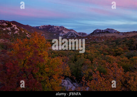 Crépuscule d'automne sur la montagne du Velebit, Croatie Banque D'Images