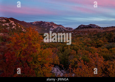 Crépuscule d'automne sur la montagne du Velebit, Croatie Banque D'Images