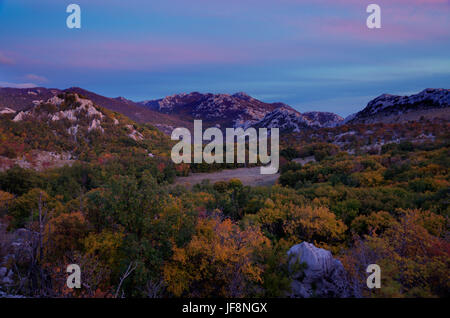 Crépuscule d'automne sur la montagne du Velebit, Croatie Banque D'Images