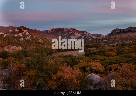 Crépuscule d'automne sur la montagne du Velebit, Croatie Banque D'Images